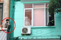 Nam thanh niên nghi 'ngáo đá' ngồi vắt vẻo ở lan can tầng 2 ngôi nhà