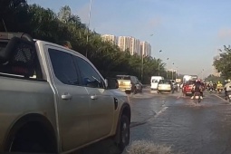 Hai ngày sau mưa lớn, ô tô vẫn ‘rẽ sóng’ trên đại lộ Thăng Long