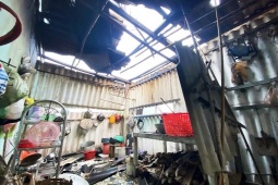 Tin tức trong ngày - Giông lốc bất ngờ càn quét nhà dân ở Tây Ninh