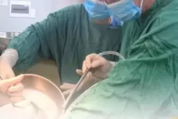 Người đàn ông trung niên suýt chết vì bạn làm cùng nghịch dại