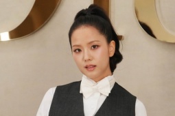 Jisoo bị ví như bồi bàn ở show Dior