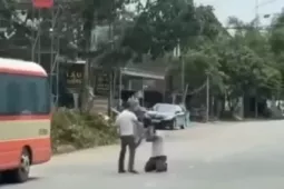 CLIP: Tài xế xe buýt bị hành khách bắt quỳ gối, dùng thắt lưng đánh tới tấp