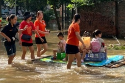 Khu đô thị, trường học thành 'ốc đảo', phụ huynh chèo thuyền đưa đón con