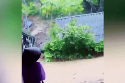 Tin tức trong ngày - Người dân la hét khi ngôi nhà bị sạt lở đất đánh sập chỉ trong vài giây