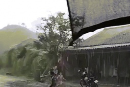 Bạn trẻ - Cuộc sống - Cha bế con băng qua mưa bão