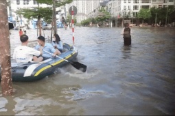 Tin tức trong ngày - Biệt thự triệu đô Hà Nội hóa 'ốc đảo' sau mưa, thuyền bè tấp nập