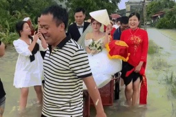 Bạn trẻ - Cuộc sống - 70 người lội nước, dùng xe kéo rước dâu ở Thanh Hóa, ngõ xóm rộn tiếng cười