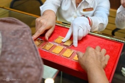 Kinh doanh - Kinh tế 24h: Ngân hàng đầu tiên ra mắt thương hiệu vàng miếng