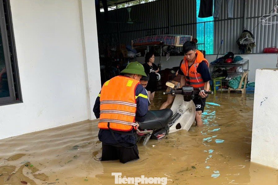 Xúc động hình ảnh lính cứu hỏa chợp mắt sau nhiều giờ dầm mình cứu trợ vùng lũ - 4