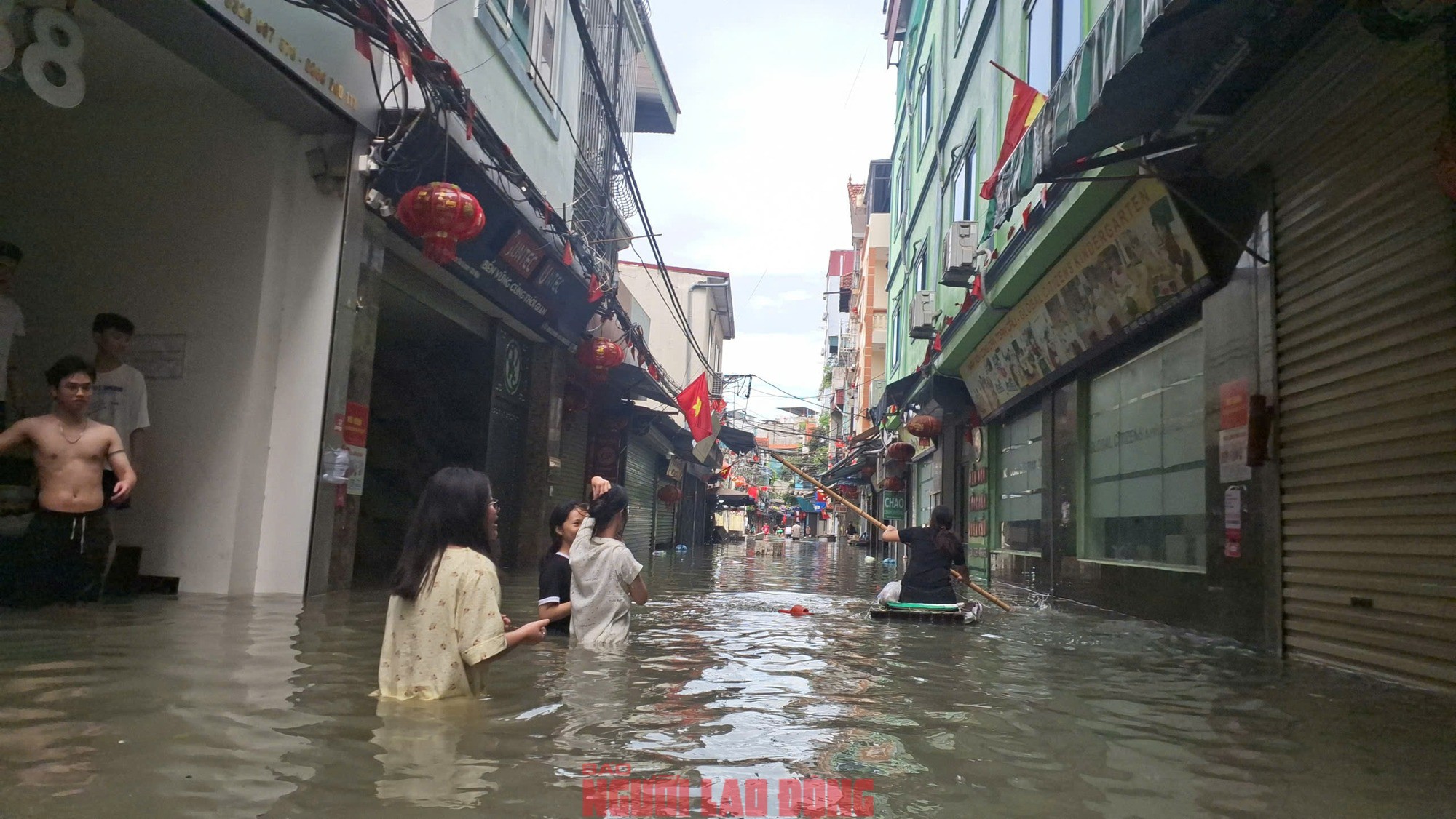 Gần 48 giờ người dân Phú Đô vật lộn trong mưa ngập sâu và cô lập - 3