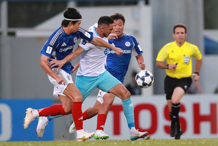 Nam Định gặp khó trong hiệp một