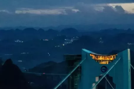 Trải nghiệm quán cà phê độc đáo lơ lửng trên cầu cao nhất thế giới