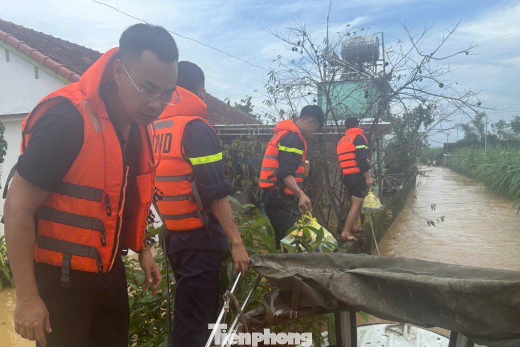 Xúc động hình ảnh lính cứu hỏa chợp mắt sau nhiều giờ dầm mình cứu trợ vùng lũ - 8