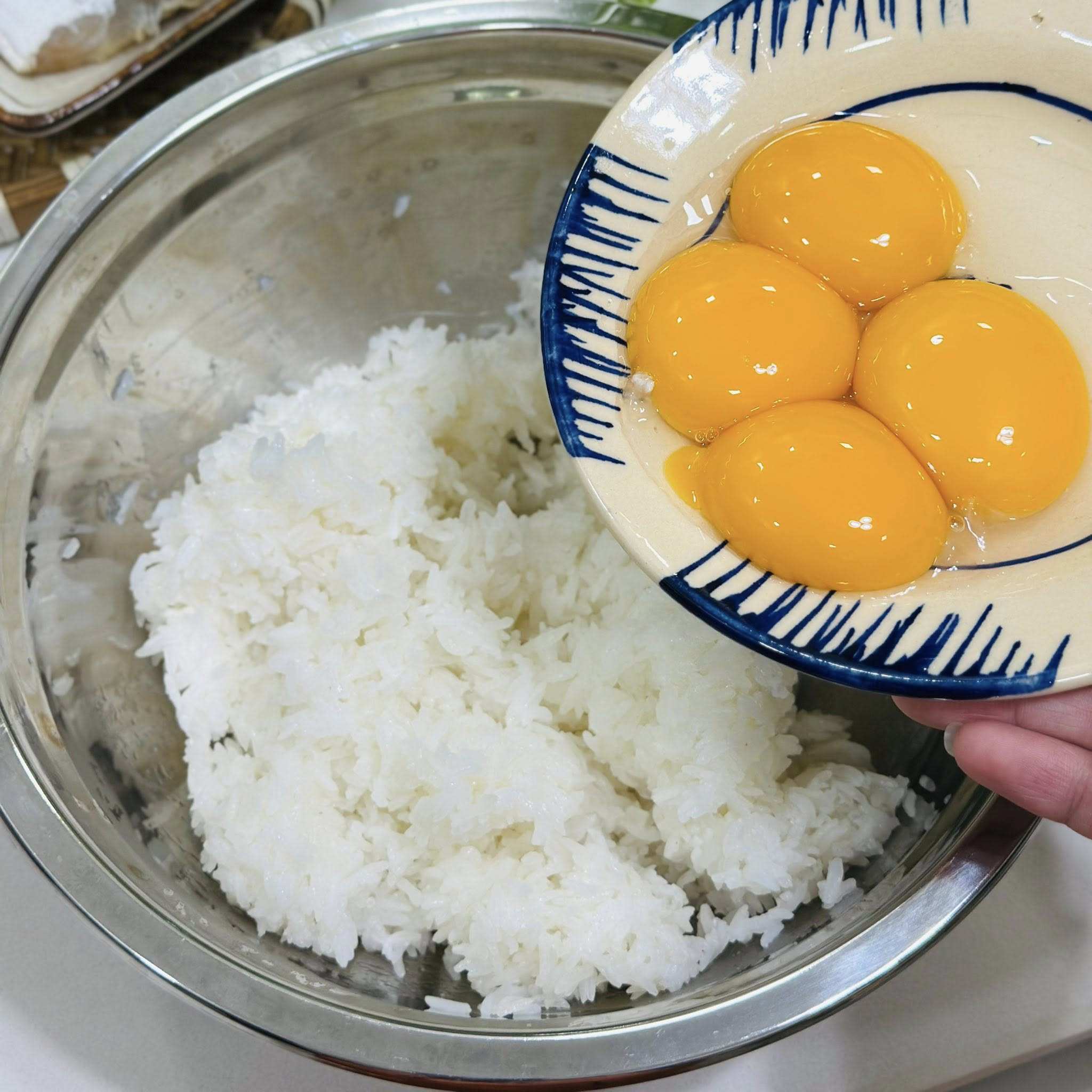 Mưa bão lười đi chợ, làm món cơm rang "vét tủ lạnh" siêu ngon lạ miệng - 3