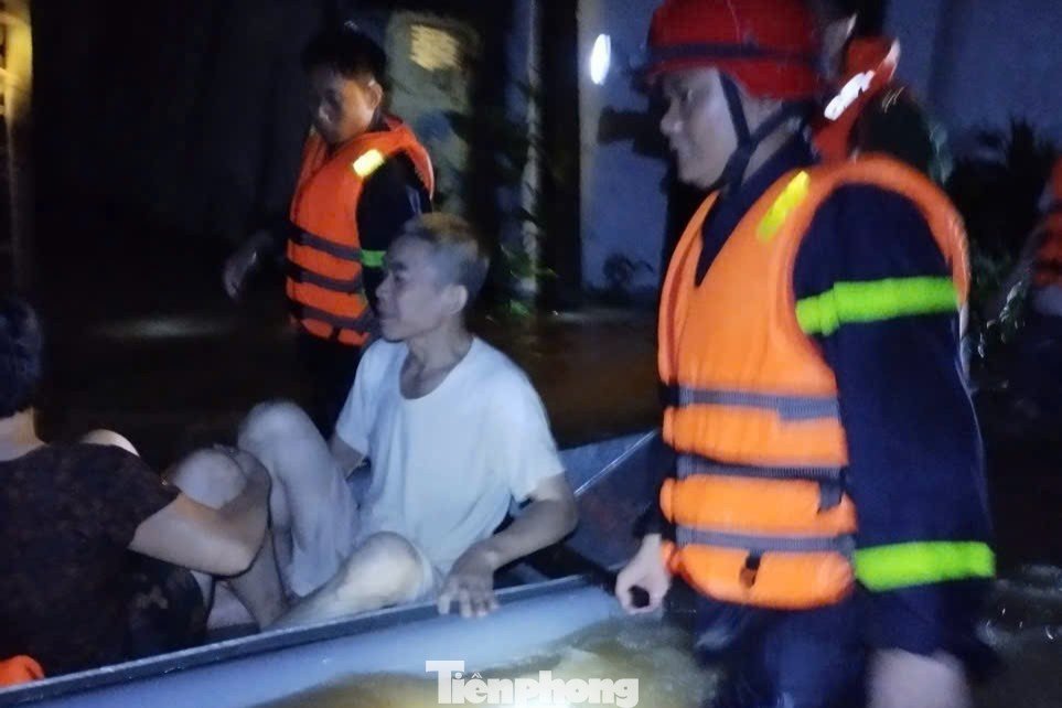 Xúc động hình ảnh lính cứu hỏa chợp mắt sau nhiều giờ dầm mình cứu trợ vùng lũ - 11