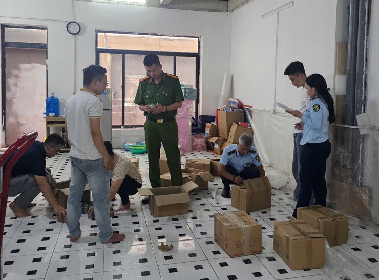Lực lượng chức năng kiểm tra tại trụ sở Công ty TNHH Yến Trí Việt