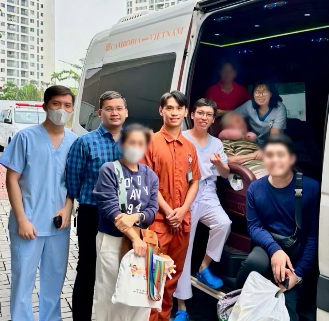 Các nhân viên y tế FV tiễn bà S. về nước. Ảnh: FV