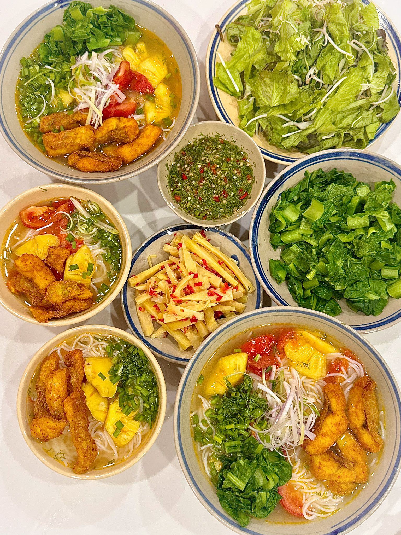 Bún cá có phần nước dùng thanh ngọt, cá phi lê giòn thơm ăn kèm măng muối chua ngọt siêu ngon!