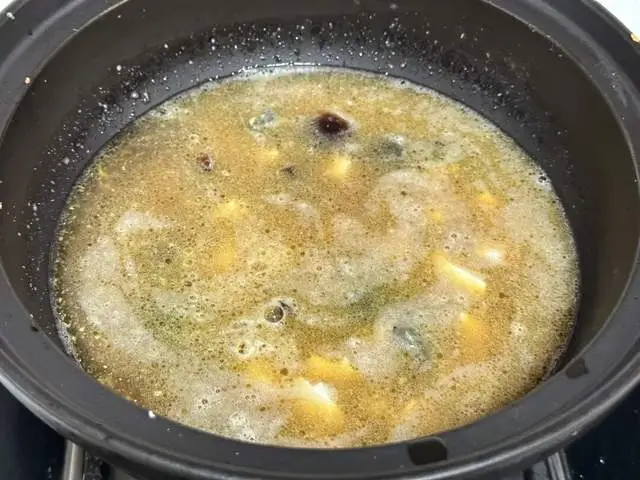 Chế một bát nước sôi, nêm vào chút muối&nbsp;và 1 muỗng nước tương, đun sôi.