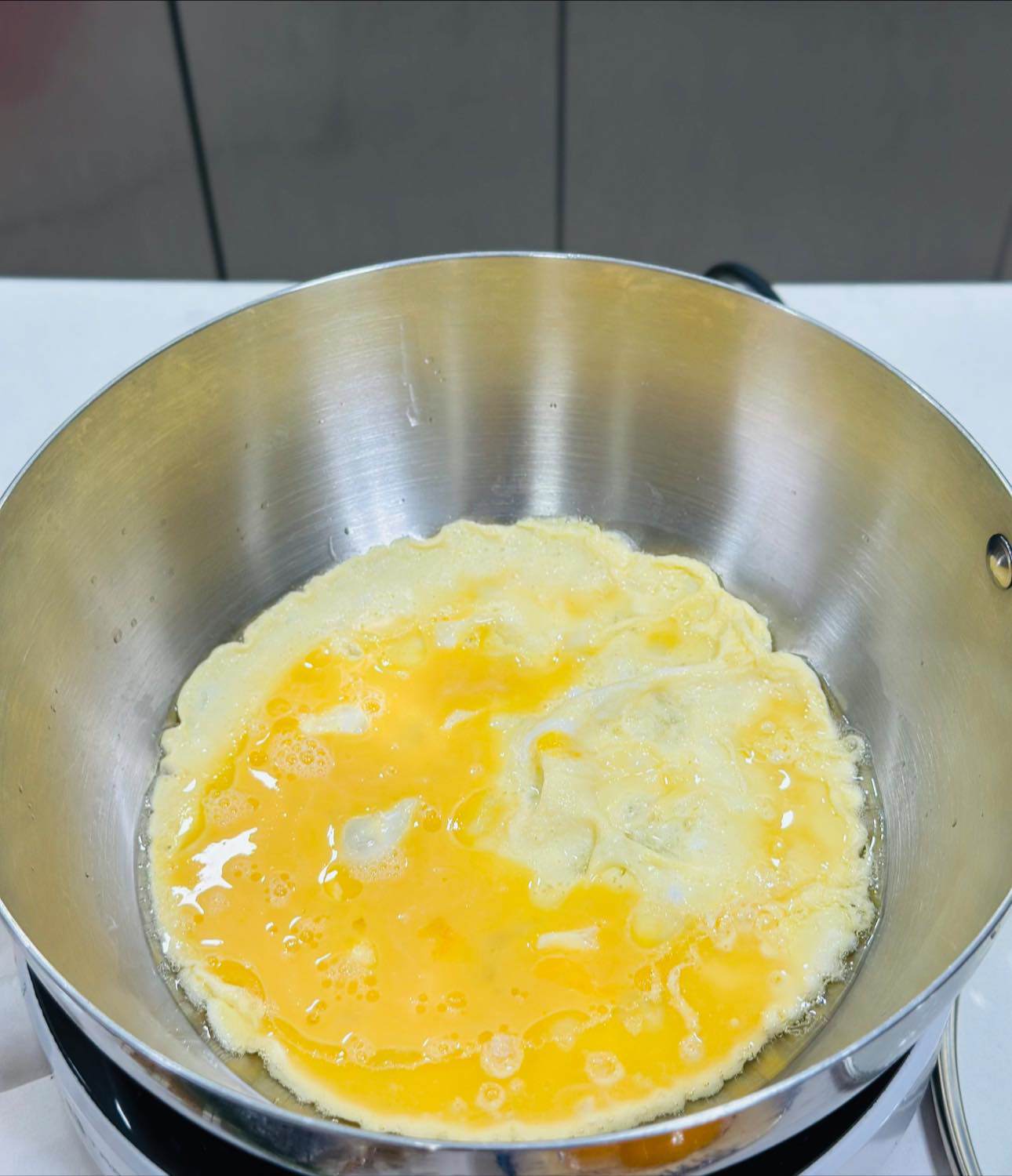 Chiên trứng trước, để riêng rồi thái miếng hạt lựu.