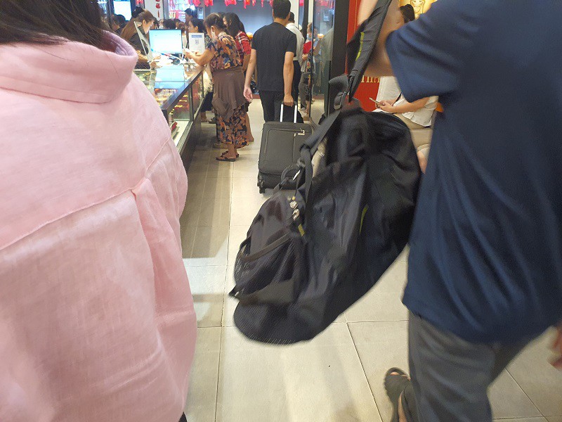 Nhiều người mang cả balo và valy đi mua bạc.