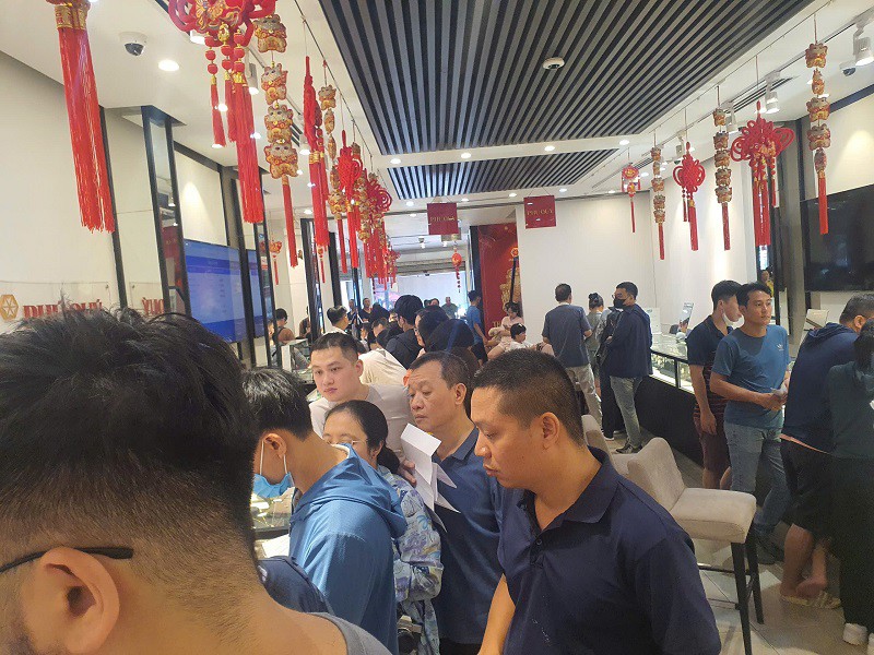 Người đi mua bạc đông như hội.