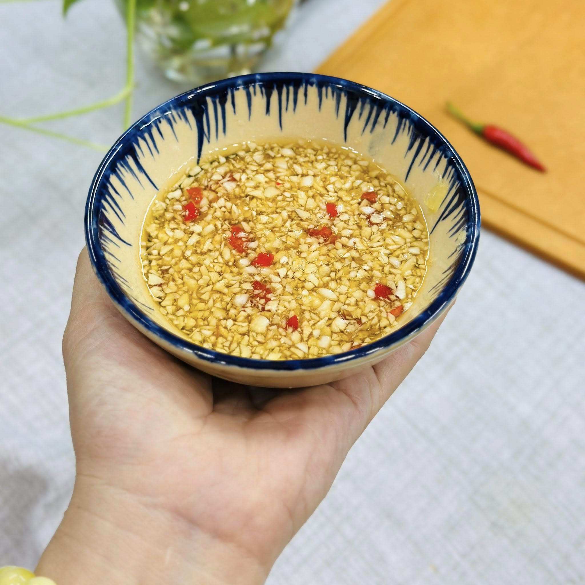 Pha nước trộn gỏi: nước mắm + đường + nước cốt chanh + tỏi + ớt.