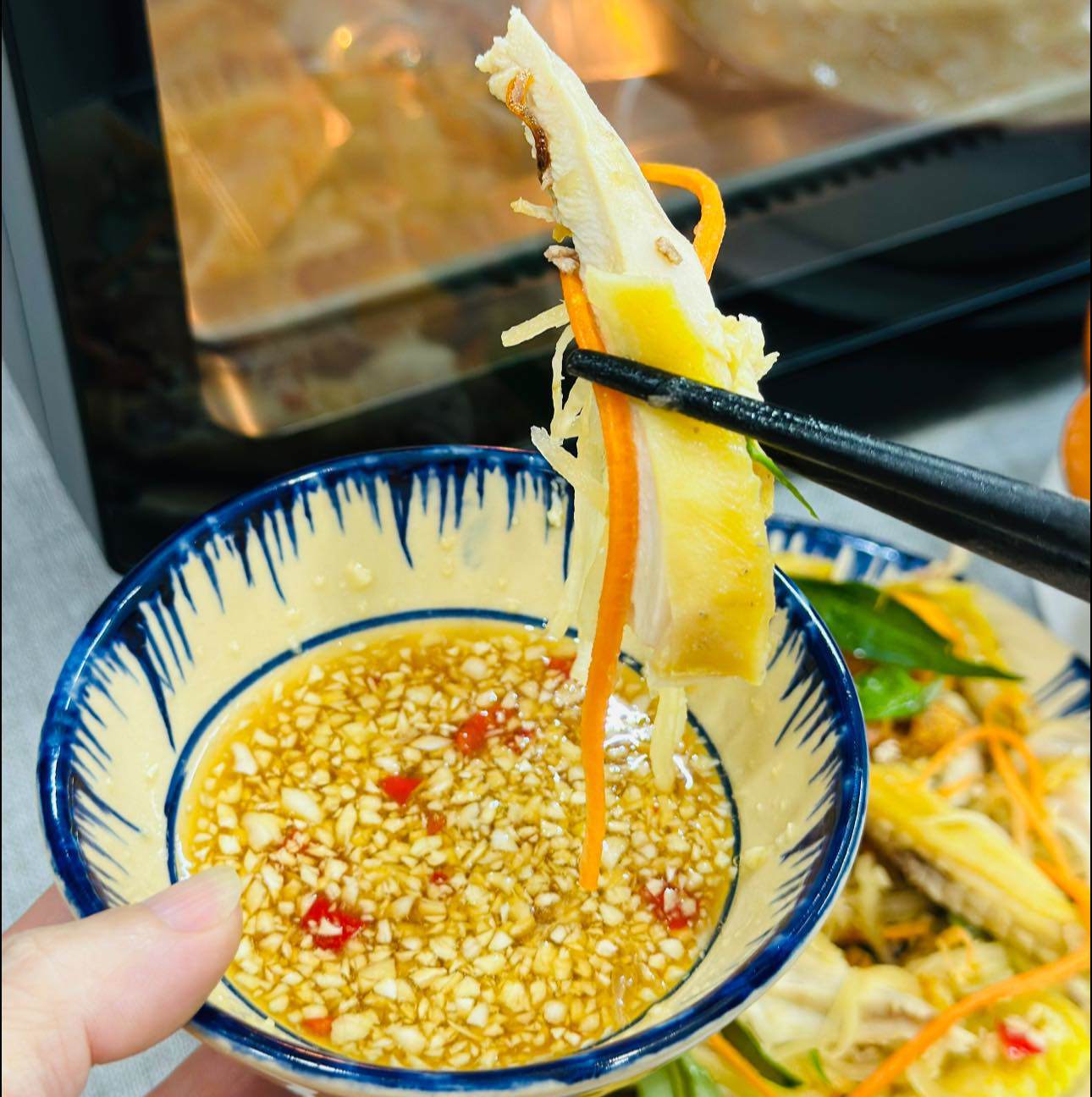 Món gỏi gà sâm đất có vị chua cay mặn ngọt hòa quyện.&nbsp;Thịt gà dai ngọt, sâm đất giòn mát&nbsp;lạ miệng.