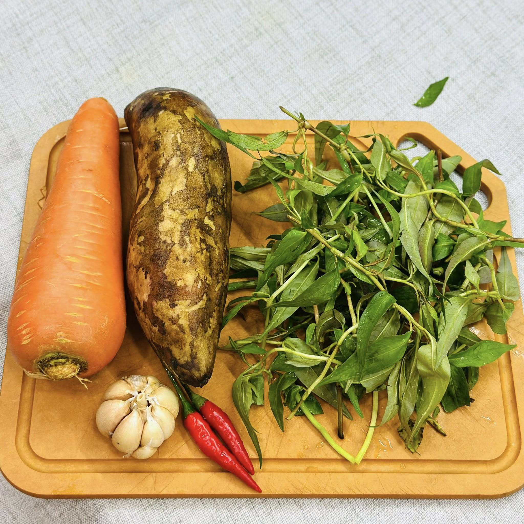 Củ sâm đất rửa sạch, ngâm muối loãng 15–30 phút rồi để ráo, thái sợi.