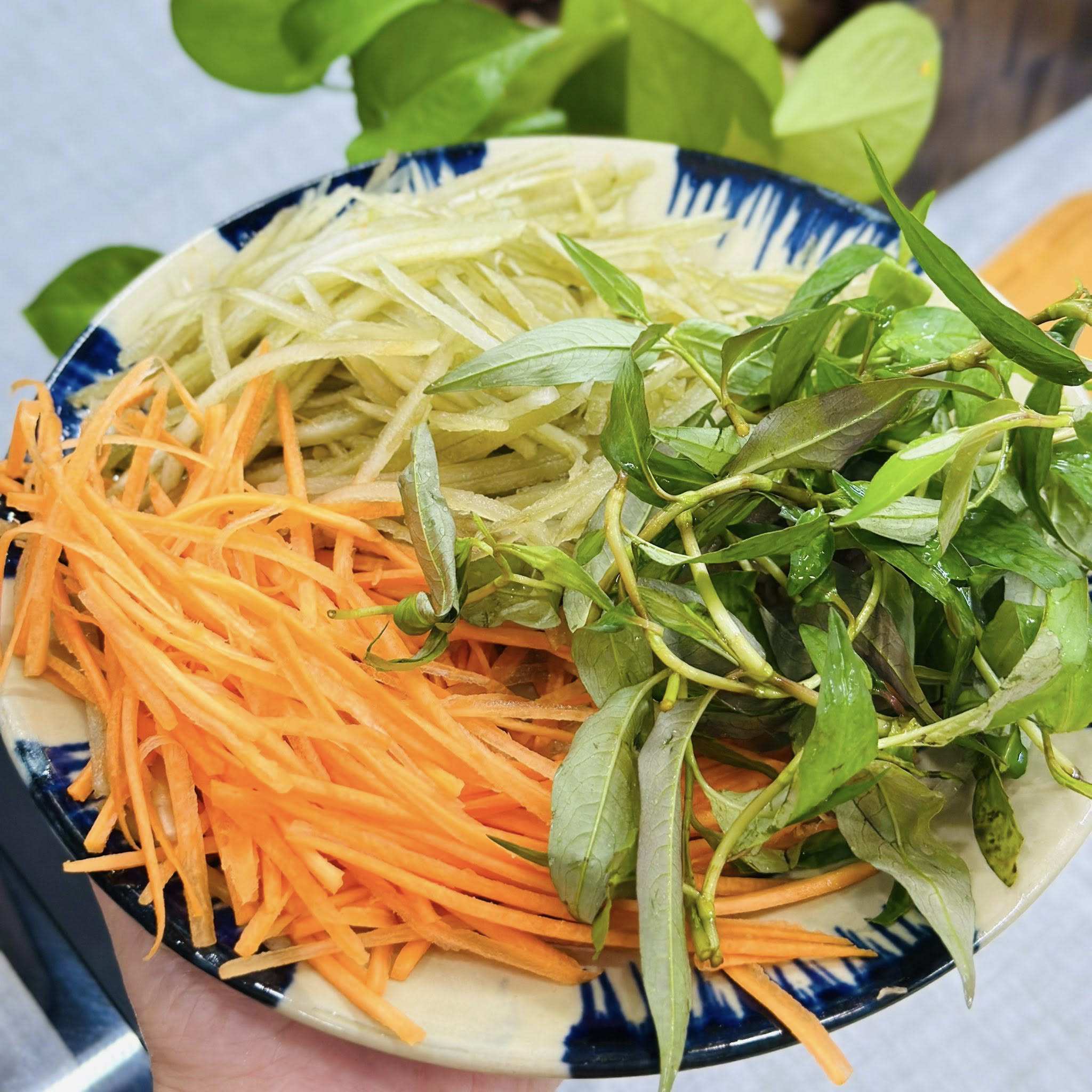 Cà rốt bào sợi, rau thơm&nbsp;cắt nhỏ.