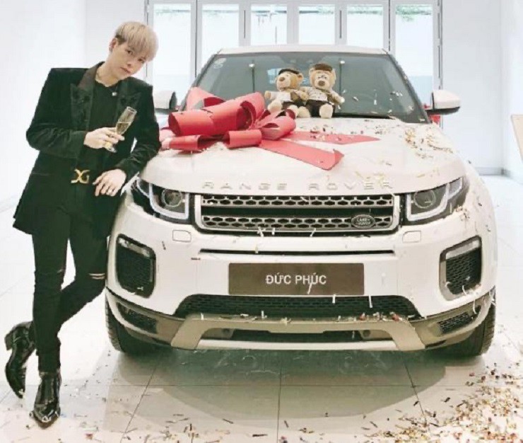 Đức Phúc tậu xe hơi tiền tỷ.