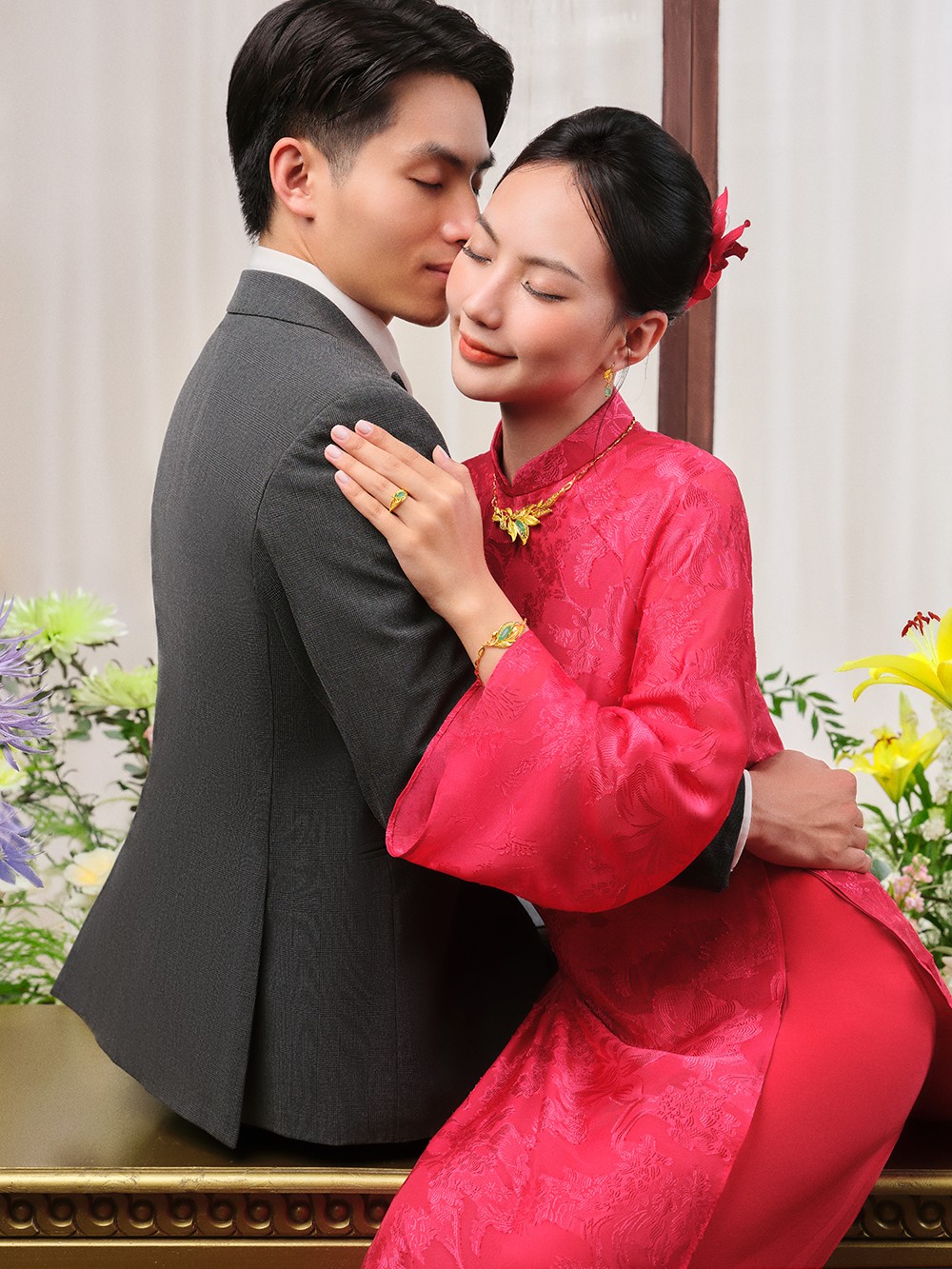 Cao quý như “lá ngọc cành vàng”, nàng dâu rạng rỡ giữa tình thương yêu và sự trân trọng của đôi bên gia đình trên hành trình xây dựng tổ ấm - Ảnh: PNJ.