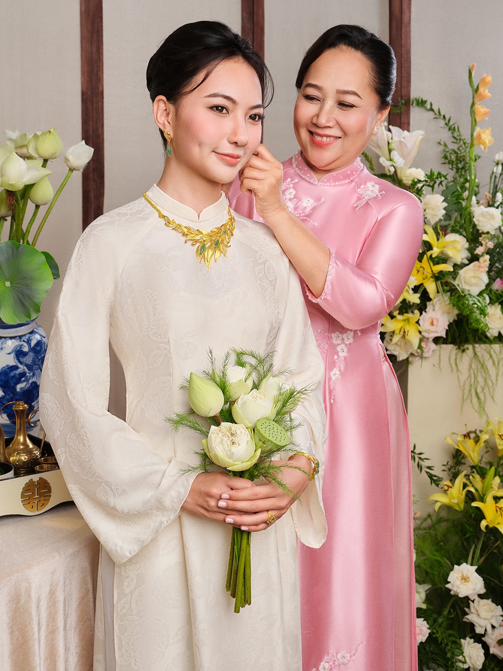 Giây phút mẹ chồng dịu dàng đeo bộ trang sức “Lá Ngọc Cành Vàng” cho nàng dâu quý cũng là lúc gia đình mở rộng vòng tay đón thêm thành viên mới - Ảnh: PNJ.