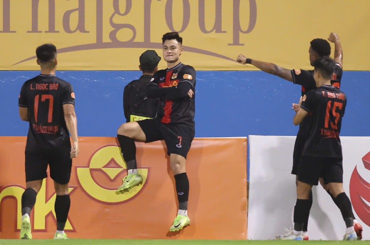 Ninh Bình bị Thể Công Viettel cầm hòa dù chơi hơn người cuối hiệp 1