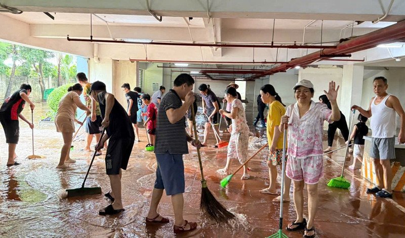 Cư dân Hà Nội chung tay dọn dẹp sau 48 giờ chống chọi ngập nặng - 4