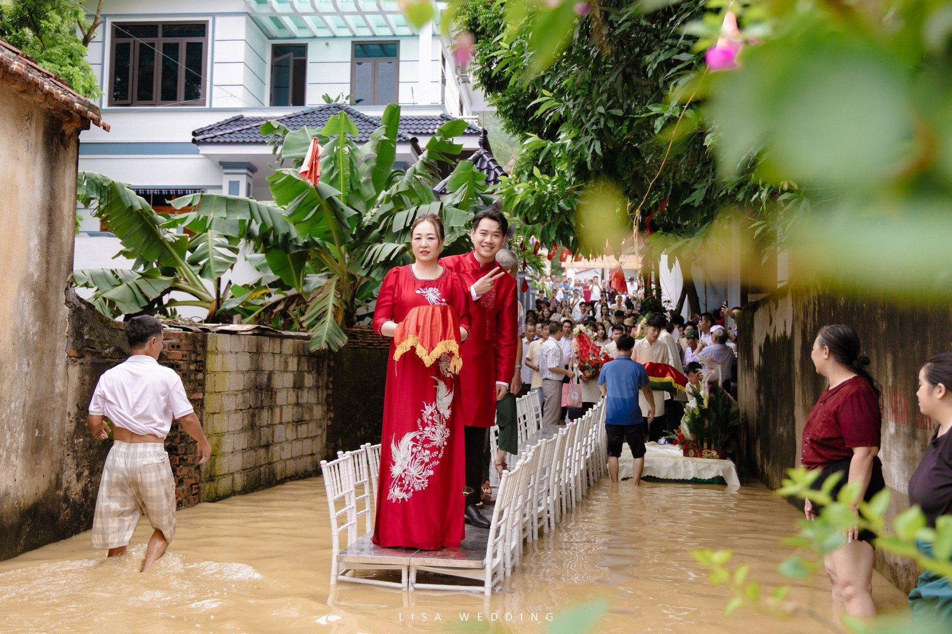 Hàng xóm làm thuyền hoa &#39;thần tốc&#39; giúp nhà trai vượt ngập rước dâu ở Thanh Hóa - 1