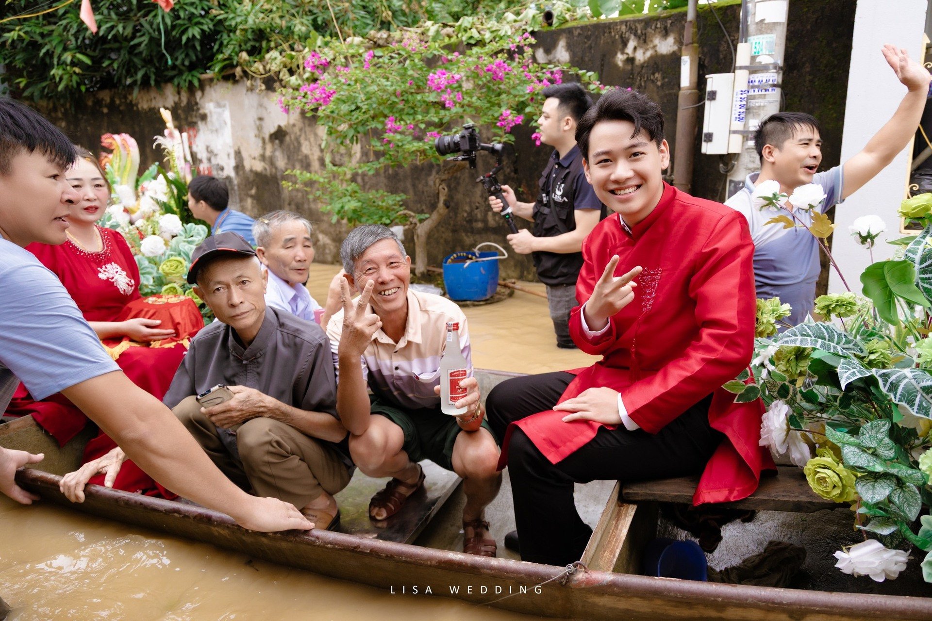 Nhà trai đi qua cây cầu bắc từ vài chục chiếc ghế chênh vênh, ngồi thuyền hoa vào đón dâu