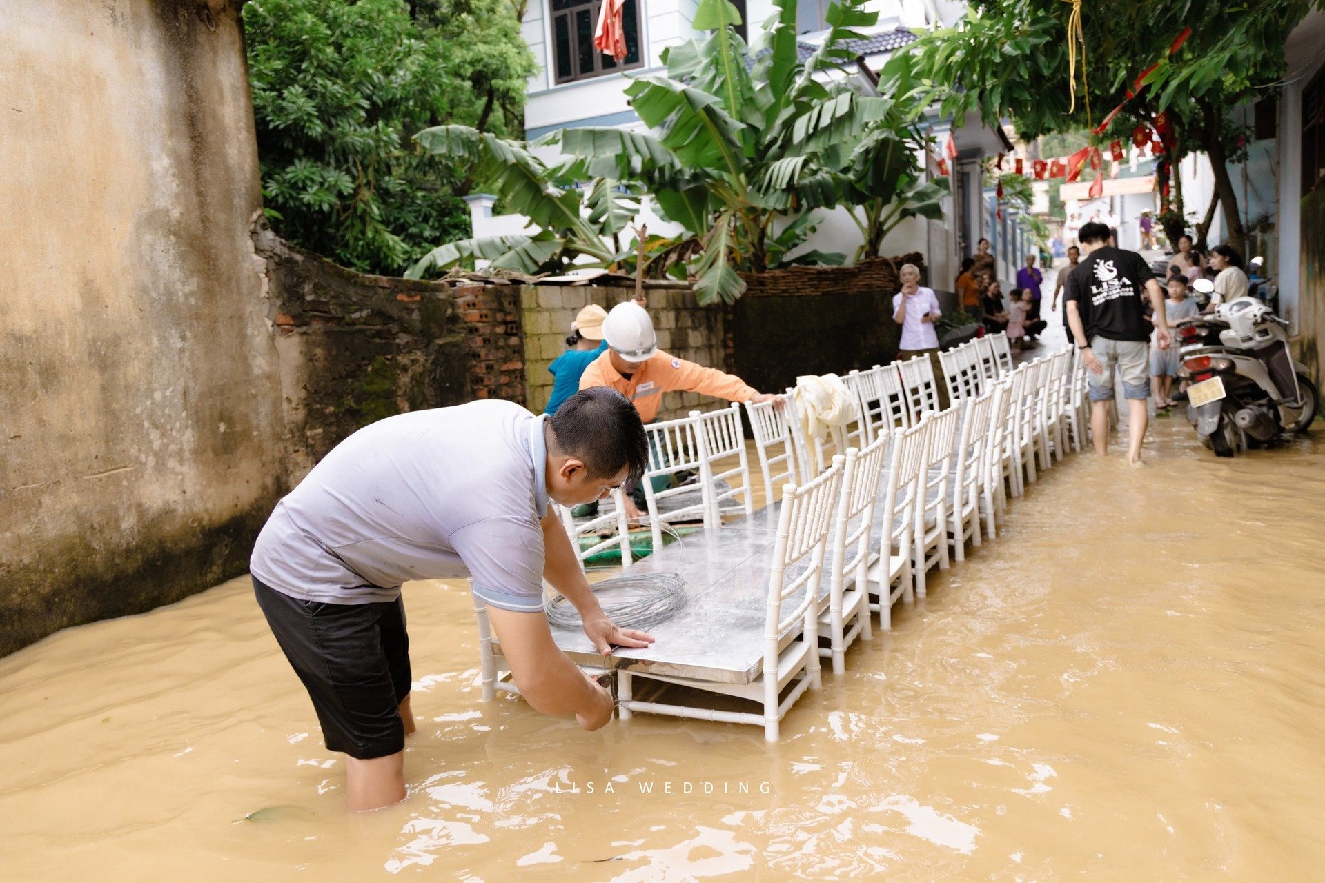 Hàng xóm làm thuyền hoa &#39;thần tốc&#39; giúp nhà trai vượt ngập rước dâu ở Thanh Hóa - 4