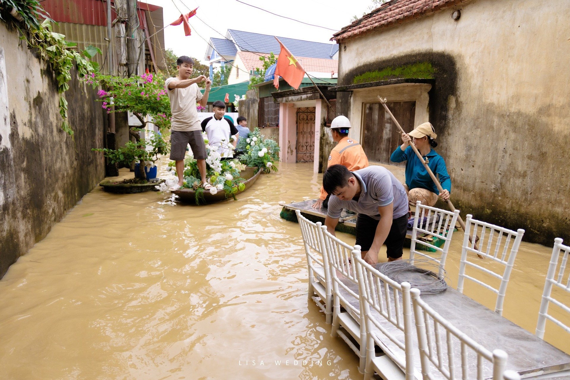 Mọi người nhiệt tình chuẩn bị để đám cưới diễn ra suôn sẻ