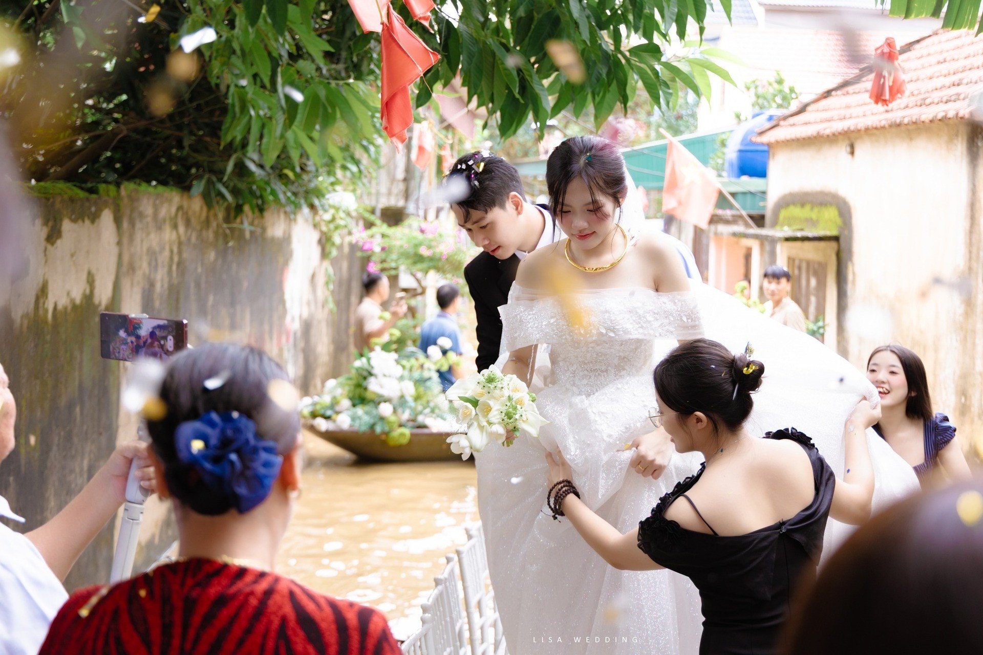 Hàng xóm làm thuyền hoa &#39;thần tốc&#39; giúp nhà trai vượt ngập rước dâu ở Thanh Hóa - 7