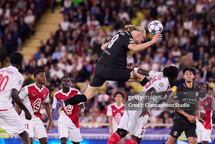 Haaland bật cao hơn tất cả