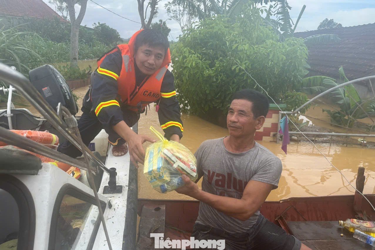 Xúc động hình ảnh lính cứu hỏa chợp mắt sau nhiều giờ dầm mình cứu trợ vùng lũ - 6