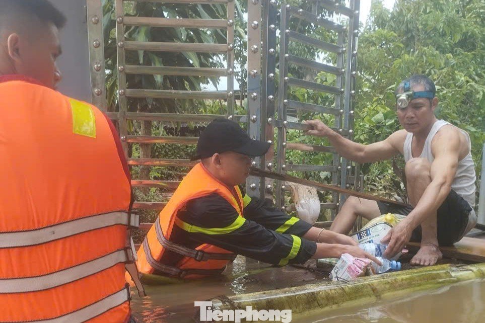 Xúc động hình ảnh lính cứu hỏa chợp mắt sau nhiều giờ dầm mình cứu trợ vùng lũ - 7