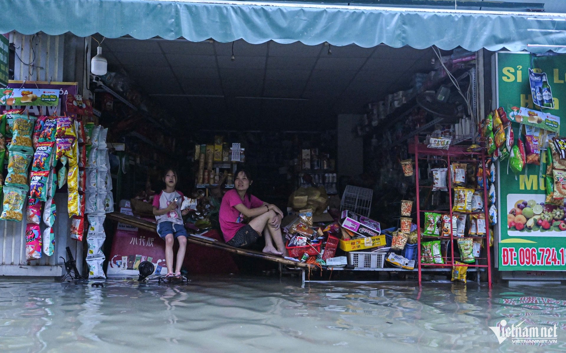 Khu vực tổ dân phố số 2 Phú Đô ngập trong biển nước. Ảnh: Huy Nguyễn