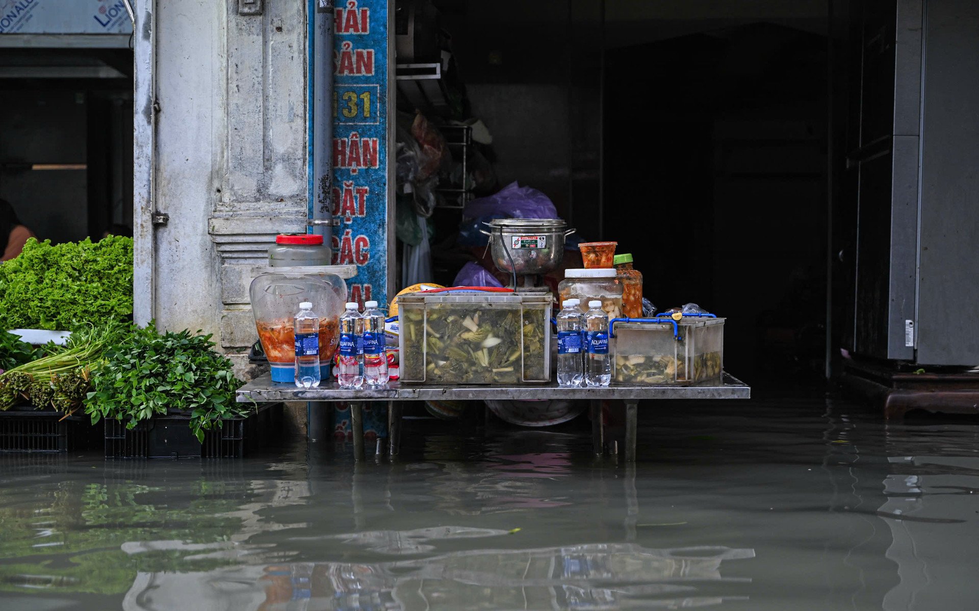 Khu vực tổ dân phố số 2 Phú Đô ngập trong biển nước. Ảnh: Huy Nguyễn