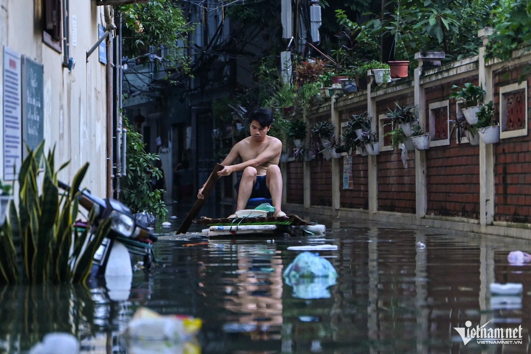 Một vài người dùng thuyền, bè xốp để di chuyển, hỗ trợ chở đồ đạc cho hàng xóm. Ảnh: Huy Nguyễn