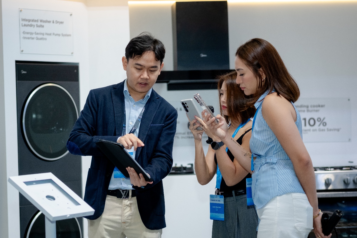 Khách hàng tham sự hội nghị đang thảo luận về những tính năng tuyệt vời của Midea