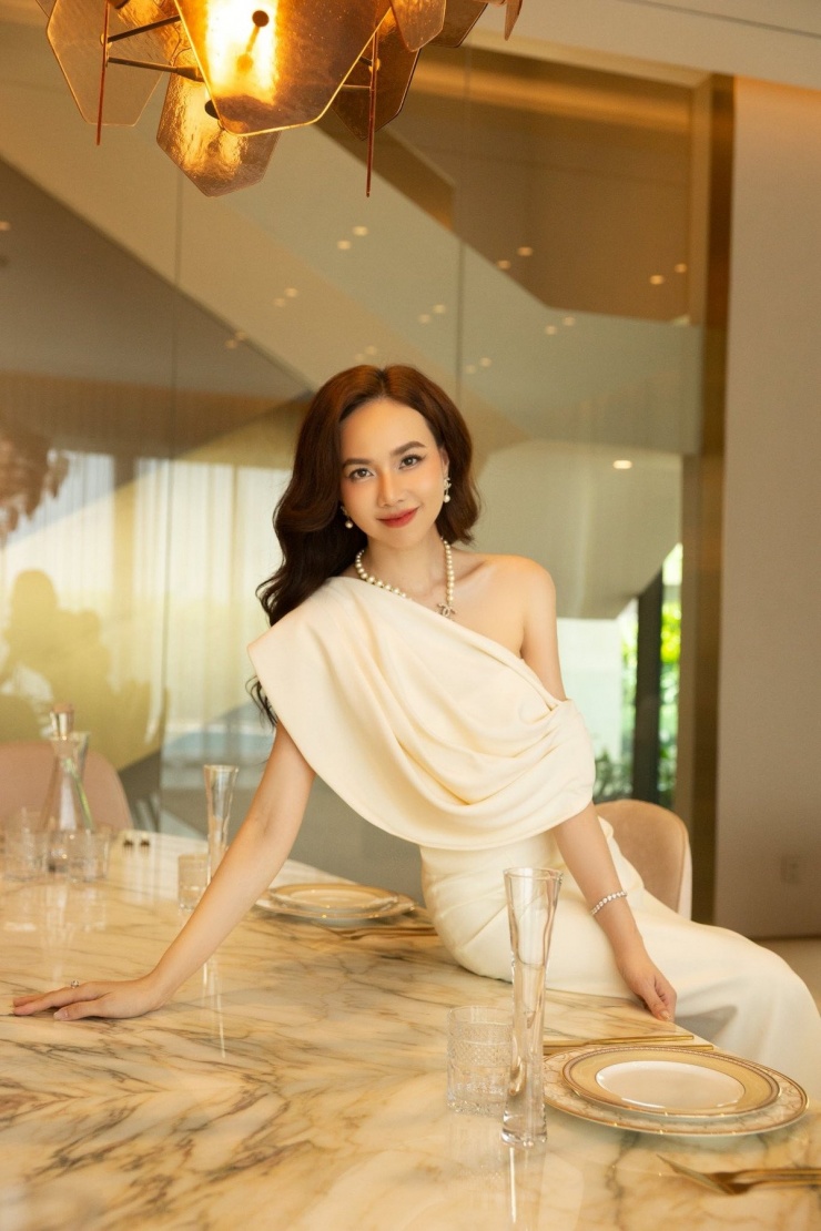 Trong bộ ảnh vừa đăng tải, Đinh Ngọc Diệp diện chiếc váy trắng dài lệch vai, khoe bờ vai mảnh mai và xương quai xanh gợi cảm.