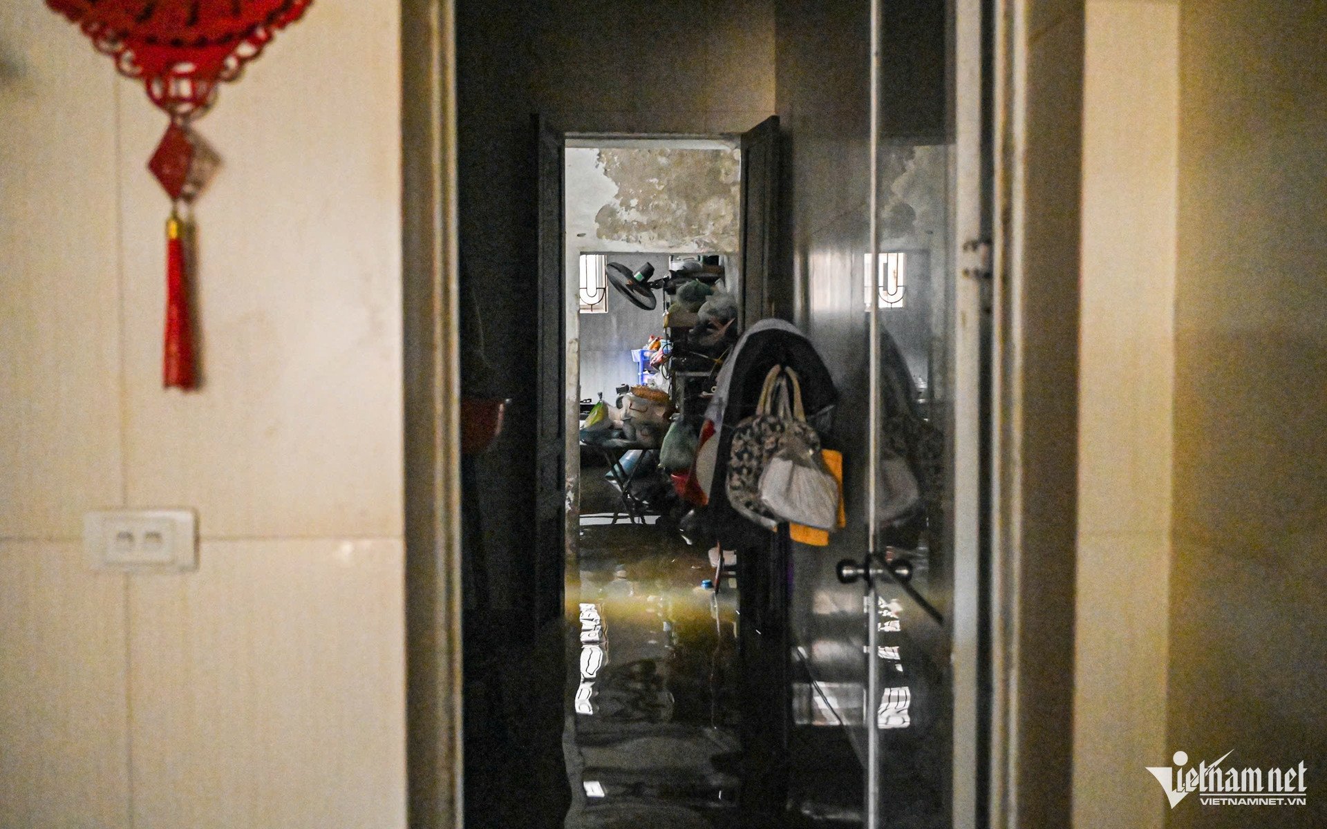 Nước ngập sâu vào nhà ông Dũng sáng 1/10. Ảnh: Huy Nguyễn