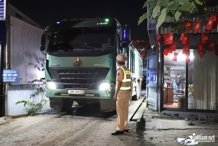 Nữ Trung tá CSGT chỉ huy bắt xe quá tải trong đêm, tài xế &#39;than&#39; muốn bỏ nghề - 6